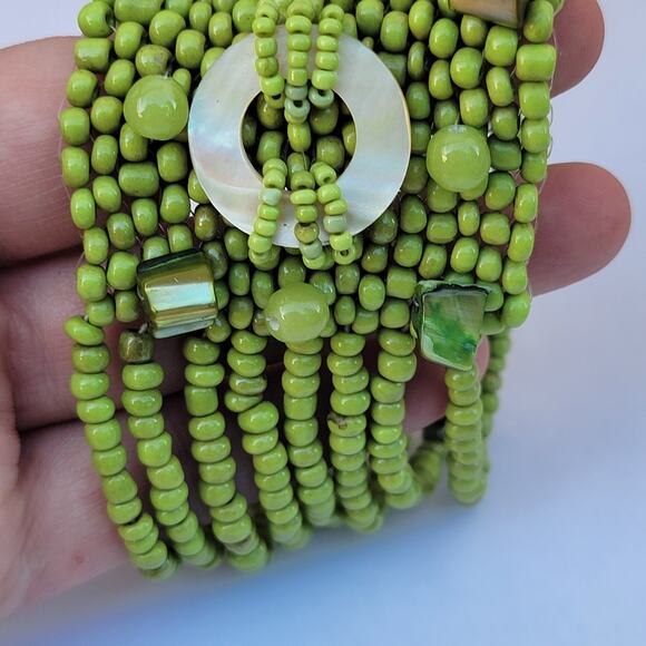 Vintage green beaded cuff bracelet boho seed beads shell toggle 1970s - Picture 8 of 10
